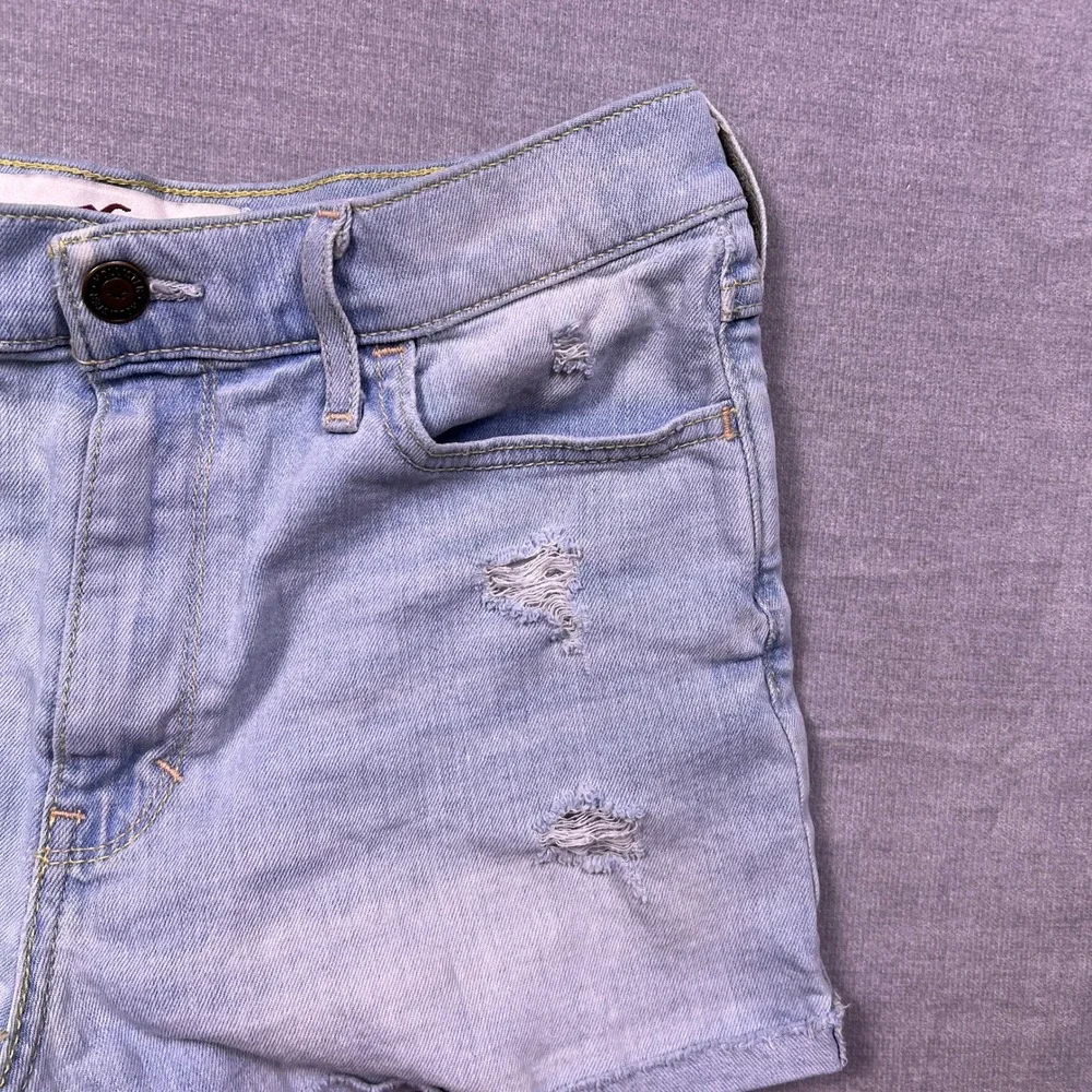 Hollister California‎ Womens Light Wash Distressed Denim Shorts Size 27